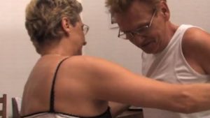 自宅で愛し合うドイツ人老夫婦の無修正セックス動画