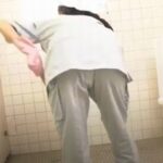 【日活ロマン無料映画 高画質】トイレ掃除をしながら男を漁るスケベなおばさん